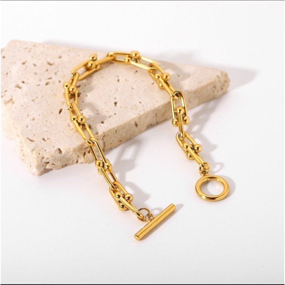 U-Shaped Link Bracelet